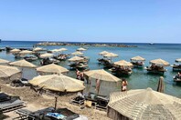 Ρόδος: Άμεση σφράγιση του beach bar με τις ξαπλώστρες στη θάλασσα