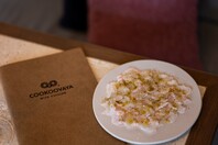Στην Cookoovaya του Περικλή Κοσκινά για carpaccio ψαριού με γύρη μάραθου