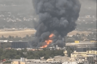 Φωτιά σε εργοστάσιο στην Κάτω Κηφισιά έπειτα από έκρηξη - Μήνυμα του 112: «Κλείστε πόρτες και παράθυρα»