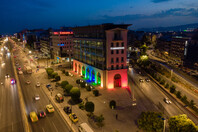 Η Anytime φωταγωγεί το κτίριο της Interamerican για το Pride Month