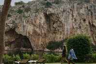 Βόλτα στη Λίμνη Βουλιαγμένη: Τρεις λόγοι να επισκεφτείς το «hidden gem» της Αθηναϊκής Ριβιέρας