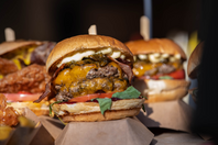 Burger Fest 24 x efood: Η γιορτή των burgers επιστρέφει με δύο ζουμερά τριήμερα 