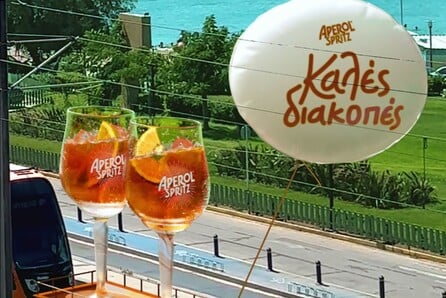 Τι κάνουν δύο τεράστια ποτήρια Aperol στην Αθηναϊκή Ριβιέρα; 