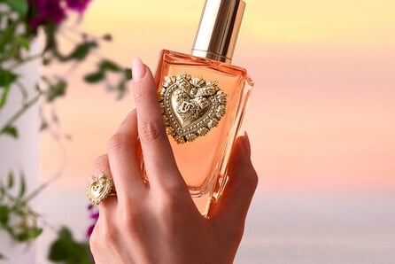 Dolce&Gabbana Beauty: H Katy Perry πρωταγωνιστεί στην καμπάνια του νέου αρώματος Devotion Eau de Parfum Intense