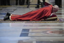Άδειο το Βατικανό: Μόνος στη λειτουργία της Μεγάλης Παρασκευής ο Πάπας Φραγκίσκος