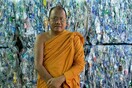 Πώς ένας βουδιστής μοναχός μετατρέπει τα πλαστικά απορρίμματα σε μοναστικές ρόμπες