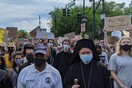 Ο Αρχιεπίσκοπος Αμερικής Ελπιδοφόρος σε διαδήλωση για τη δολοφονία του Τζορτζ Φλόιντ