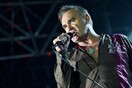 Η στιγμή που φαν του Morrissey όρμηξε στη σκηνή - ΒΙΝΤΕΟ