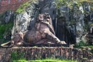 Ένα λιοντάρι στέκεται ακίνητο στο Μπελφόρ της γαλλικής επαρχίας
