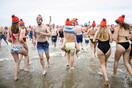 Ολλανδία: Πρωτοχρονιάτικη βουτιά στην παγωμένη Βόρεια Θάλασσα