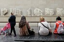 Νερό στάζει δίπλα στα γλυπτά του Παρθενώνα στο Βρετανικό Μουσείο