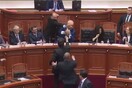 Επίθεση με μπογιά στον Ράμα μέσα στο αλβανικό κοινοβούλιο