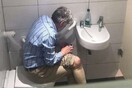 Γκραν μάστερ στο σκάκι πιάστηκε να κλέβει με το κινητό του στην τουαλέτα - Tον ξεμπρόστιασαν με φωτογραφία