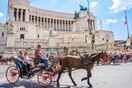 Πιέζουν τη Ρώμη να βάλει τέλος στα άλογα που σέρνουν άμαξες μετά την πτώση ζώου στο κέντρο της πόλης