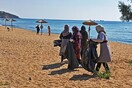 Πρόσφυγες και μετανάστες καθάρισαν παραλία στην Καβάλα όπου έκαναν μπάνιο το καλοκαίρι
