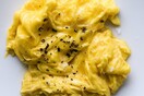 Πώς να φτιάξετε τα πιο κρεμώδη αυγά σκραμπλ