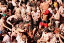 La Tomatina: Χιλιάδες άνθρωποι στον παραδοσιακό ντοματοπόλεμο της Μπουνιόλ