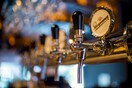 Βρετανία: Εκατομμύρια λίτρα μπύρας στους υπονόμους - Είχαν λήξει λόγω lockdown