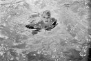 Μια μέρα πριν πεθάνει, η Μalilyn φωτογραφήθηκε γυμνή σε μια πισίνα, νύχτα