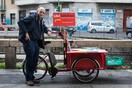 Ο βιβλιοπώλης του Μιλάνου με το ποδήλατο, που τα έχει βάλει με τους κολοσσούς του διαδικτύου