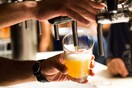 Βόλος: Άνοιξε το μπαρ και σέρβιρε ποτά παρά το lockdown - Πρόστιμα 6.000 ευρώ