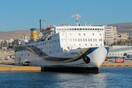 Πρόσκρουση πλοίου στο λιμάνι της Θήρας, την ώρα των χειρισμών πρόσδεσης