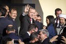 Ο χαιρετισμός ραμπιά του Ερντογάν στην Κομοτηνή - Τι σημαίνουν τα τέσσερα δάχτυλα