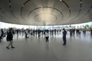 Μέσα στο νέο Steve Jobs Theater, το «αρχιτεκτονικό διαμάντι» του Apple Park