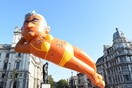 Ένα γιγαντιαίο μπαλόνι που δείχνει τον Σαντίκ Καν με μπικίνι πετάει πάνω από το Λονδίνο