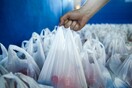 Ποια πλαστικά είδη θα καταργηθούν και πόσα χρήματα κέρδισε το κράτος από το τέλος της δωρεάν πλαστικής σακούλας