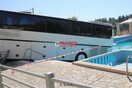 Κεφαλονιά: Λεωφορείο έπεσε σε πισίνα ξενοδοχείου