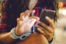 Sexting: H περίπλοκη υπόθεση του κοριτσιού που έστελνε δικά της ερωτικά βίντεο σε φίλους, διχάζει τους νομικούς