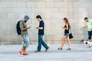 Βαδίζω και παραμιλώ: Πώς τα κινητά αλλάζουν τον τρόπο που κινούμαστε στην πόλη
