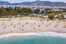 Η παραλία της Γλυφάδας μεταμορφώθηκε - Καθαριότητα, οι ομπρέλες αραιά και νέα άμμος για το καλοκαίρι με κορωνοϊό