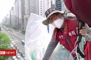 Ο 61χρονος που ζει εδώ και ένα χρόνο «στον αέρα» - Σε στύλο 20 μέτρων, σε ένδειξη διαμαρτυρίας