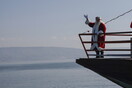 Ο Κόντε καθησυχάζει τα παιδιά: Ο Άγιος Βασίλης θα ταξιδέψει παντού με ειδική άδεια και φορά μάσκα
