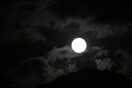 Το «Παγωμένο Φεγγάρι» διέσχισε τον ουρανό: Εικόνες από την τελευταία πανσέληνο του 2020