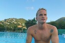 Τραγουδιστής που έγινε διάσημος μέσω YouTube, τώρα ελπίζει να κολυμπήσει στους Ολυμπιακούς αγώνες