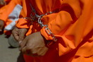 Η διοίκηση Μπάιντεν μεταφέρει τον πρώτο κρατούμενο εκτός Γκουαντάναμο 