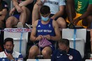 Viral έγινε Βρετανός Ολυμπιονίκης που παρακολουθούσε τις καταδύσεις πλέκοντας στις κερκίδες