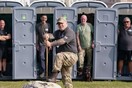 Βετεράνοι του στρατού θα περάσουν 5 μέρες σε φορητές τουαλέτες για καλό σκοπό