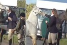 Βρετανία: Η γυναίκα που κλώτσησε και χτύπησε άλογο απομακρύνθηκε από τη θέση της σε οργάνωση