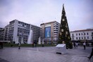 Ένα χριστουγεννιάτικο δέντρο στην πλατεία Ομονοίας