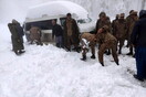 Πακιστάν: Σφοδρή χιονόπτωση εγκλώβισε οχήματα σε τουριστικό θέρετρο- Πολλοί πέθαναν από το κρύο