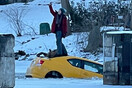 Καναδή βγάζει selfie επάνω σε αυτοκίνητο, ενώ αυτό βυθιζόταν σε παγωμένο ποτάμι