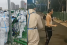 Σκηνές χάους στη Σαγκάη: Αρπάζουν πολίτες με δαγκάνες και τους σέρνουν σε κέντρα καραντίνας