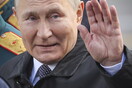 «Κούτσαινε στην παρέλαση, σκέπασε τα πόδια του με κουβέρτα»: Νέες φήμες για την «κλονισμένη υγεία» του Πούτιν