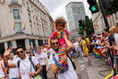 Λονδίνο: Χιλιάδες άτομα στην πολύχρωμη γιορτή του Pride - 50 χρόνια από την πρώτη παρέλαση