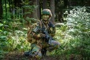 Βέλγιο: Η 21χρονη διάδοχος του θρόνου με στρατιωτική στολή, όπλο και καμουφλάζ προσώπου