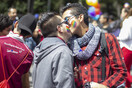 Εκατοντάδες συγκεντρώθηκαν για να φιληθούν σε πάρκο στη Μπογκοτά- Απάντηση σε ομοφοβική επίθεση